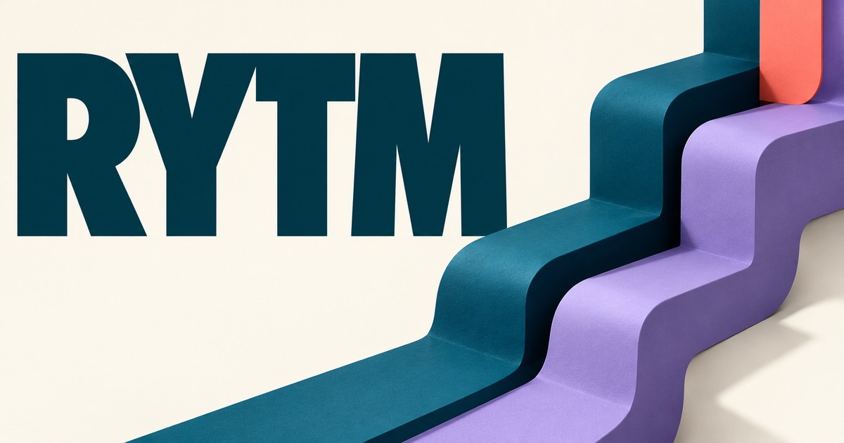 Duży napis RYTM obok matowych schodkowych brył w kolorach petrol i lawendowym.