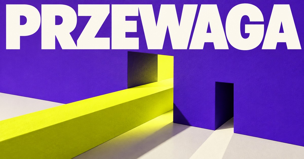 Fioletowa brama i limonkowy element przekraczający próg; abstrakcyjna okładka PRZEWAGA.