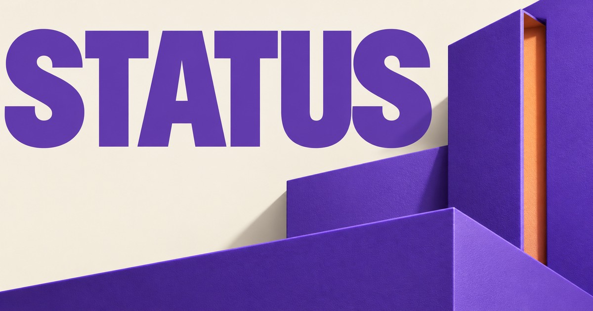 Matowe fioletowe płyty oznaczające osobne kategorie bez znaków na kremowym tle, z typografią STATUS.