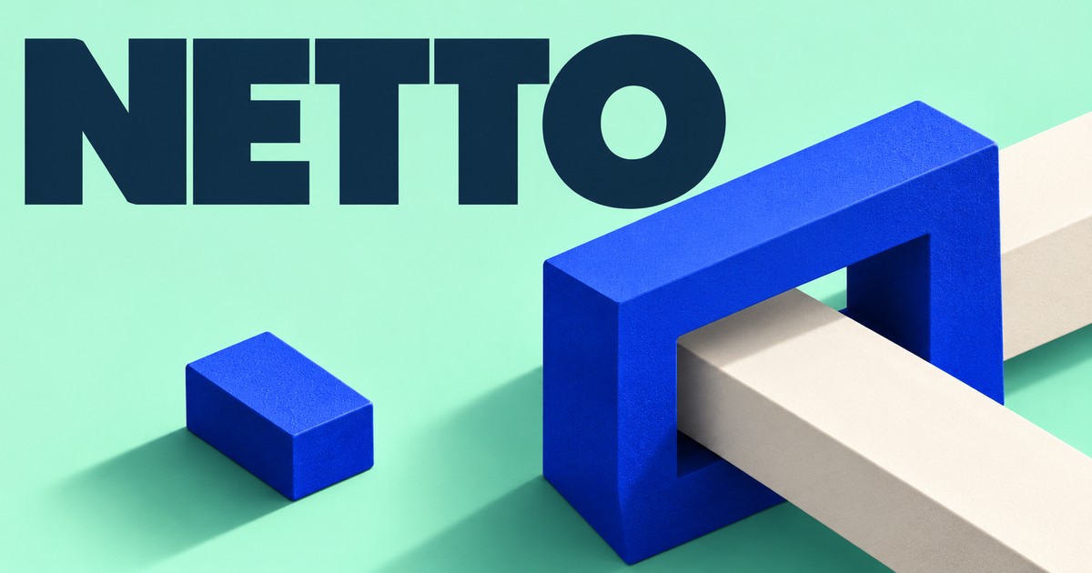 Granatowy napis NETTO na miętowym tle; kobaltowa matowa rama otacza jasną płytę, obok leży odłączony mały blok.