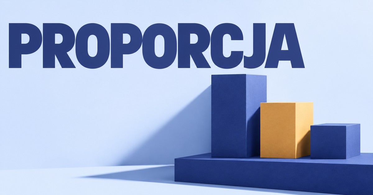 Granatowy napis PROPORCJA na jasnobłękitnym tle; trzy matowe prostopadłościany o malejącej wysokości na wspólnej granatowej podstawie.