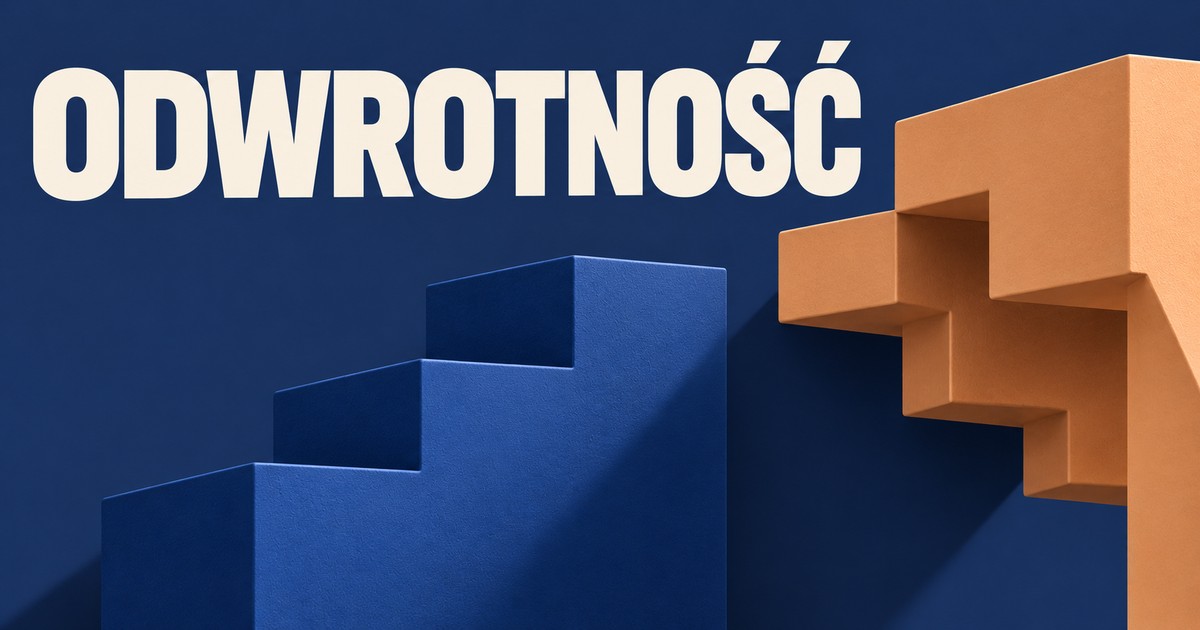 Jasny napis ODWROTNOŚĆ na granatowym tle; dwie duże matowe schodkowe bryły, niebieska i odwrócona morelowa.