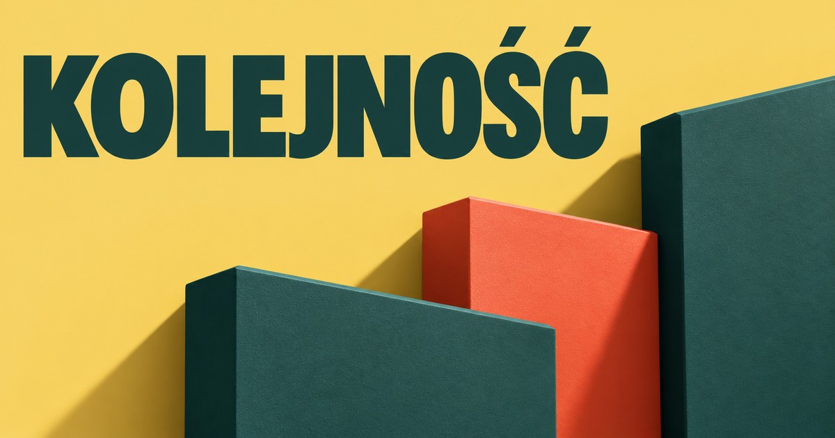 Duży ciemnozielony napis KOLEJNOŚĆ na żółtym tle; trzy matowe płyty o różnych wysokościach, dwie ciemnozielone i koralowa pośrodku.
